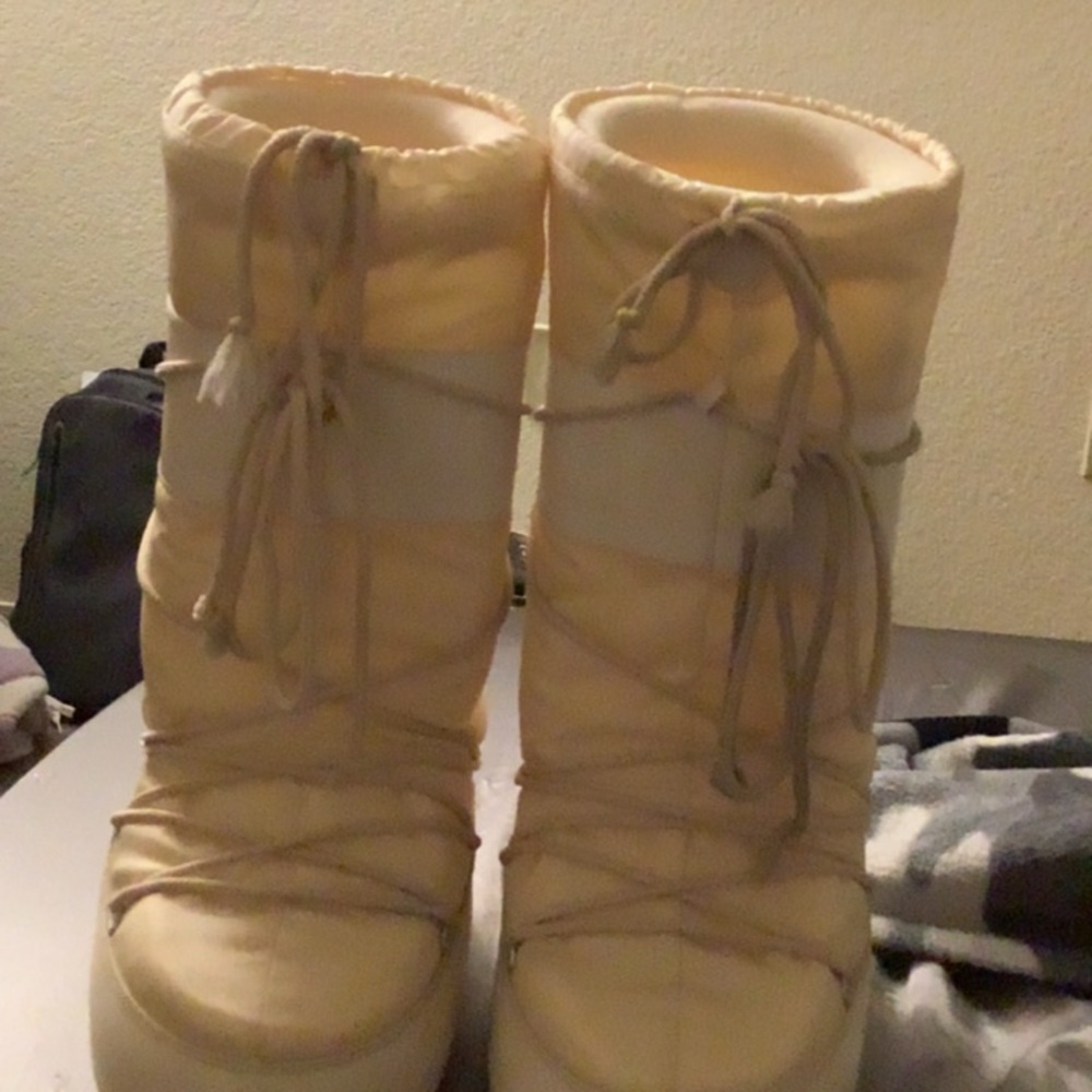 Women's Cream moon boots